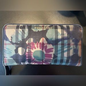 Burberry zipper round wallet